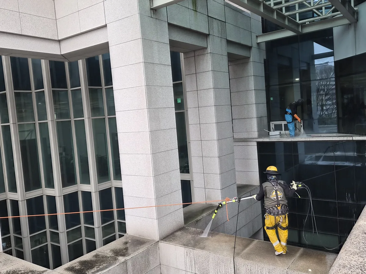 천안시 서북구 불당동 상가건물 옥상 파라펫 장비 주변 정밀 위생청소 사례 - 행진크린