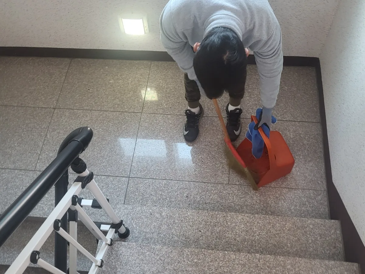 천안시 서북구 불당동 빌라 공동현관 장비 주변 정밀 위생청소 사례 - 행진크린