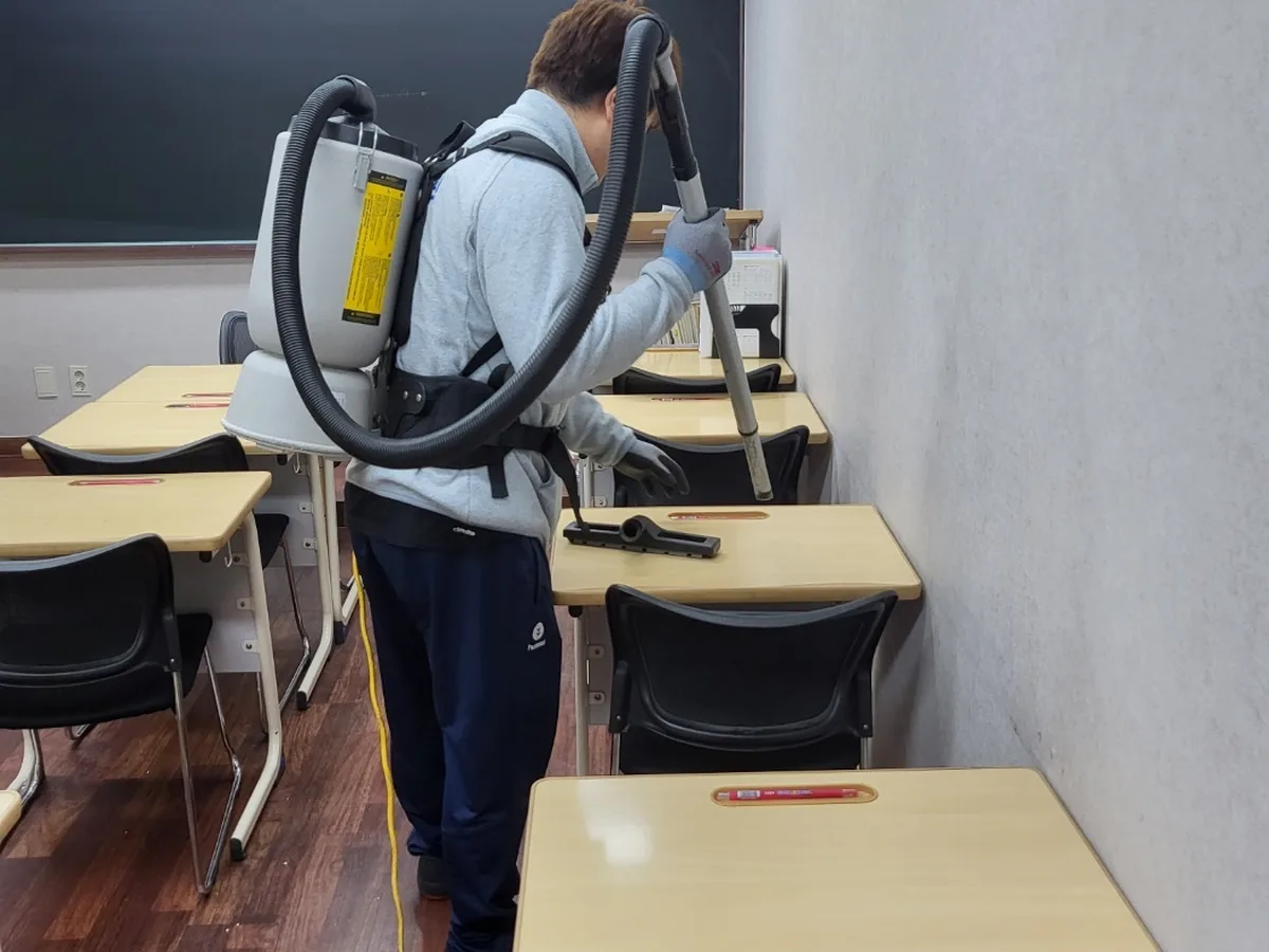 논산시 부적면 학교 현관·중앙홀 바닥 위생청소 사례 - 행진크린
